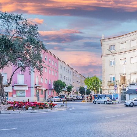 April Square By Lisbon With Sintra Amadora Exterior foto