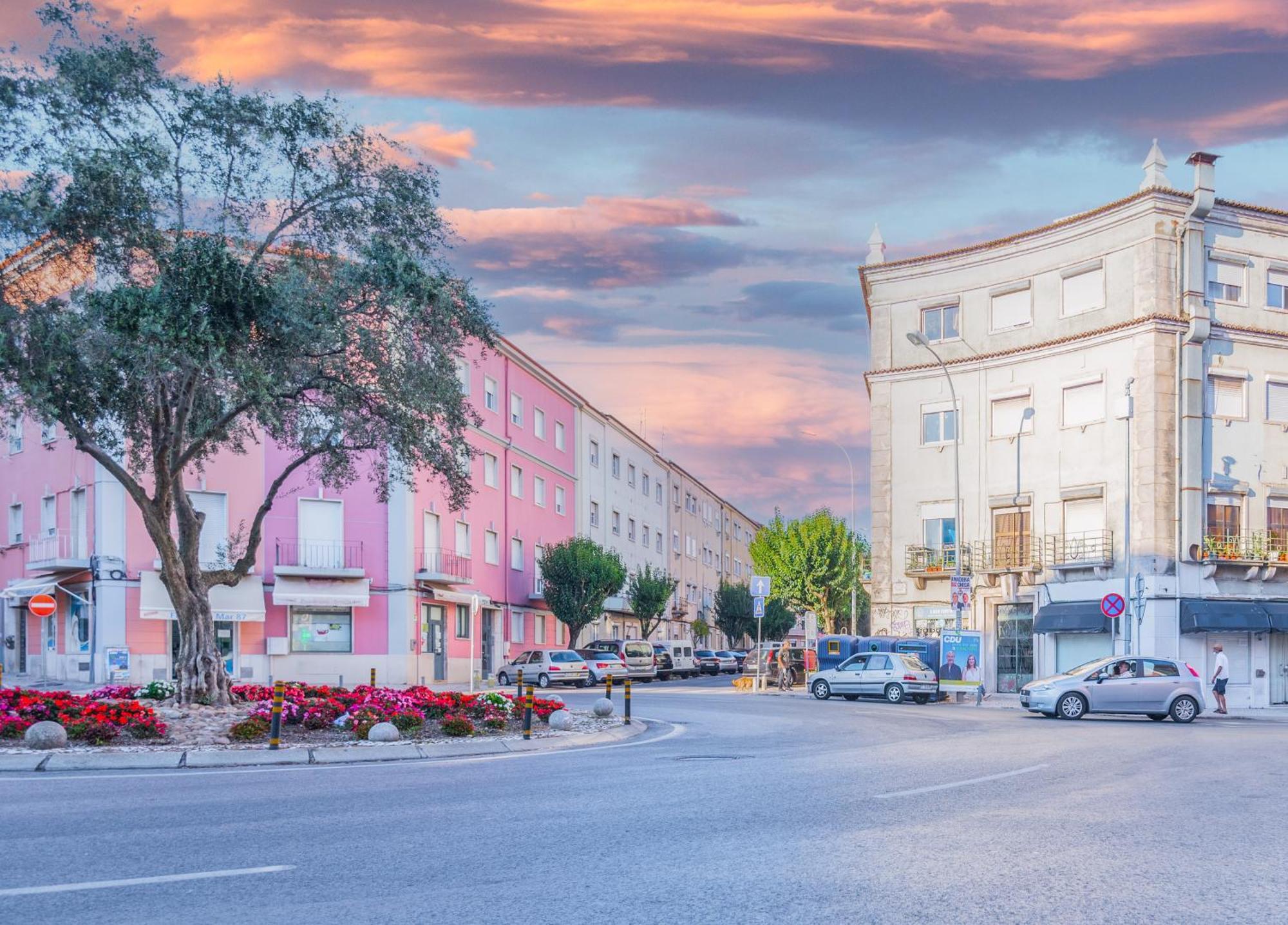 April Square By Lisbon With Sintra Amadora Exterior foto